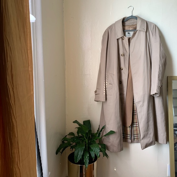 Burberry London Men Trench Coat. - Picture 2 of 8
